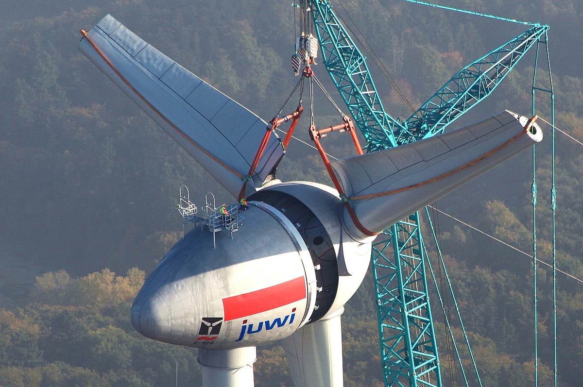 Montáž rotoru větrné turbíny Enercon e-126 s dělenými lopatkami